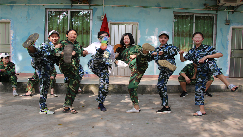 廣州市紅棉國際時(shí)裝城NO.1服飾舉辦兩天拓展訓(xùn)練活動