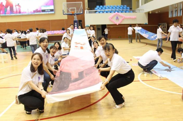 團隊巨畫考驗團隊協(xié)作